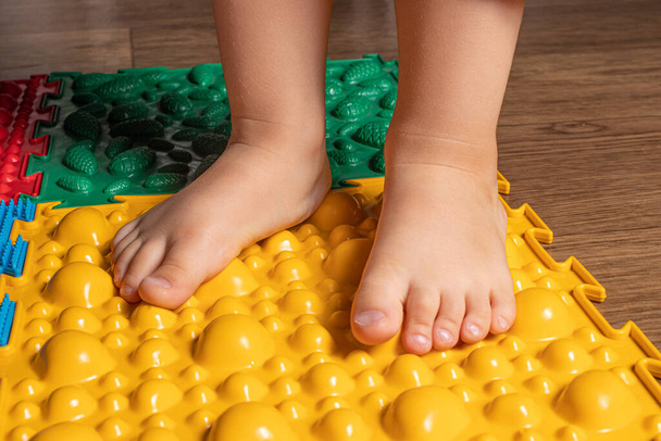 Prevenção de pés chatos em crianças, massagem nos pés. - Foto, Imagem