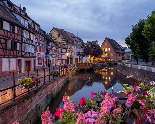Colmar, Alsace, Ranska. Petite Venetsia, vesikanava ja perinteinen puoli puutaloja. Colmar on viehättävä kaupunki Alsacessa, Ranskassa. Kaunis näkymä värikäs romanttinen kaupunki Colmar, Ranska, Alsace - Valokuva, kuva