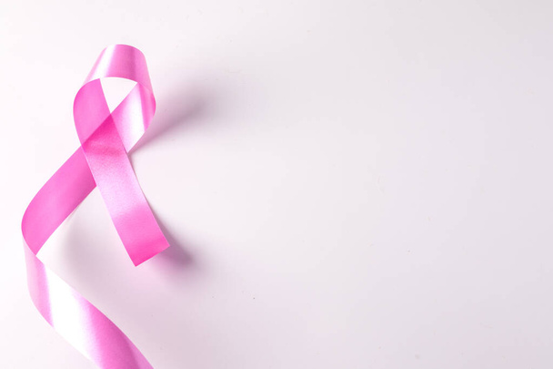 Pink Ribbon Brustkrebs-Aufklärungsmonat, Gesundheitswesen, Internationaler Frauentag und Weltkrebstag-Konzept, auf weißem Hintergrund, Kopierraum - Foto, Bild