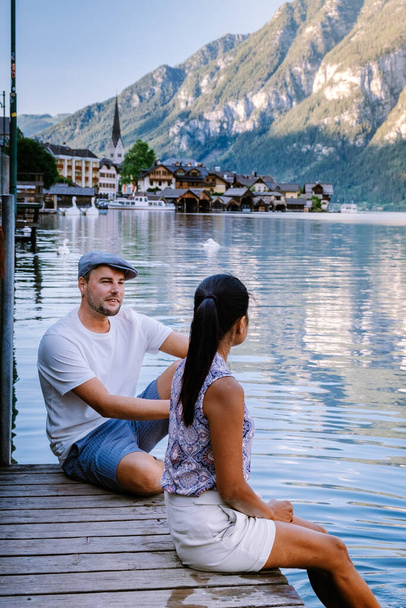 pareja visita Hallstatt pueblo en el lago Hallstatter en los Alpes austríacos Austria - Foto, Imagen