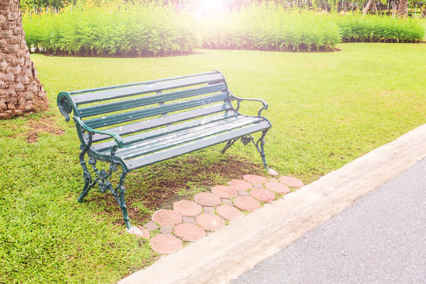 metalowe krzesło ogrodowe na zielonej trawie, Krzesła na trawniku w parku, Krzesło w parku na trawie, Ławka w zielonym parku ze ścieżką, Pusta ławka w parku - Zdjęcie, obraz
