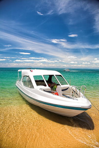 Barco de turismo perto da costa
 - Foto, Imagem