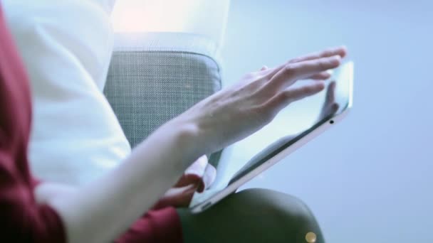 kobieta za pomocą tabletu komputera typu tablet - Materiał filmowy, wideo
