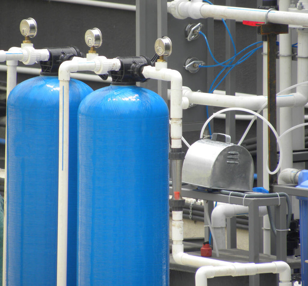 Cilindros de color azul del sistema de tratamiento y filtración del agua - Foto, imagen