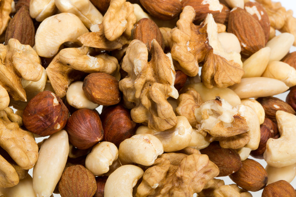 Hintergrund gemischter Nüsse - Haselnüsse, Walnüsse, Cashewnüsse, Pinienkerne - Foto, Bild