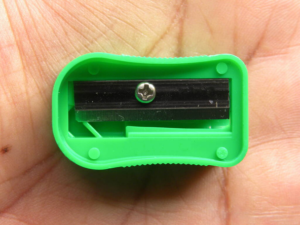 Grüner Anspitzer auf der Handfläche - Foto, Bild