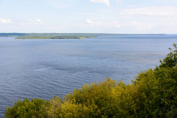Il luogo più largo del fiume Volga. Bellissimo paesaggio in una giornata estiva nuvolosa. - Foto, immagini