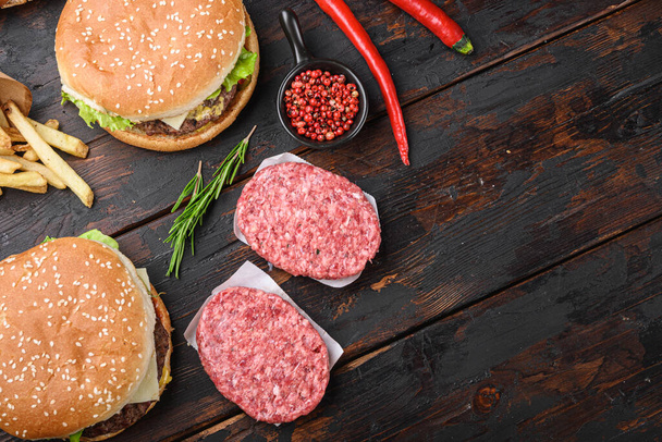 Sandwich-Hamburger mit Burgern auf Holztisch, Draufsicht mit Kopierraum. - Foto, Bild