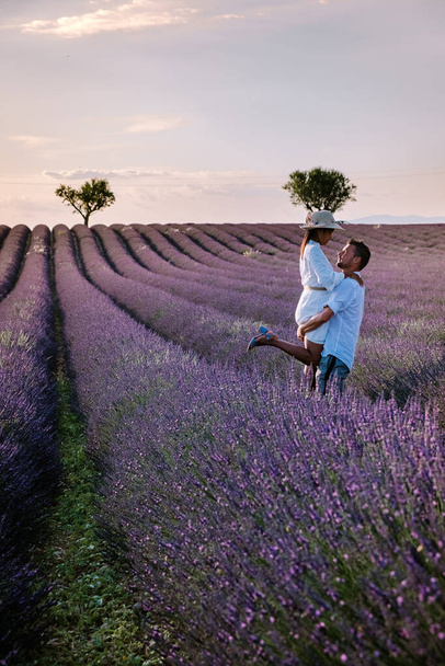 Ζευγάρι άνδρες και γυναίκες σε διακοπές στην provence λιβάδια λεβάντας, Προβηγκία, Lavender τομέα Γαλλία, Valensole Οροπέδιο, πολύχρωμο πεδίο της Lavender Valensole Οροπέδιο, Προβηγκία, Νότια Γαλλία. Λεβάντα - Φωτογραφία, εικόνα