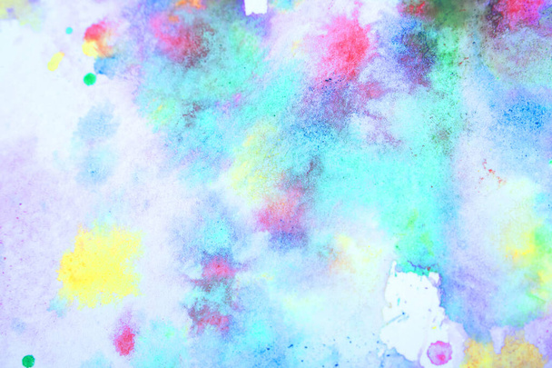 Aquarelle Peinture multicolore arc-en-ciel éclaboussures vibrantes et gouttes sur fond blanc - Photo, image
