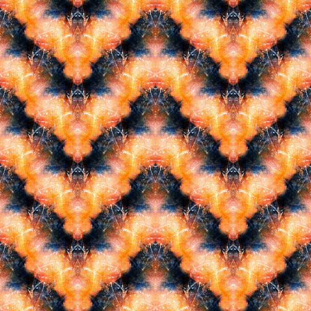 Nahtloses Muster aus schwarzer und orangefarbener Farbe auf weißer Seide. Handbemalte Stoffe - Kugelbatik. Shibori-Färbung.  - Foto, Bild