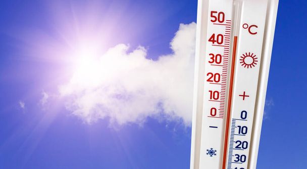 El termómetro en el fondo del cielo con un sol brillante muestra 45 grados de calor - Foto, Imagen