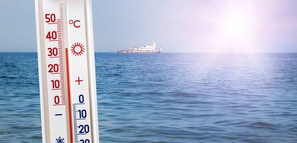 El termómetro en el fondo del mar en tiempo soleado muestra 35 grados de calor. Temperatura de verano en los resorts - Foto, Imagen