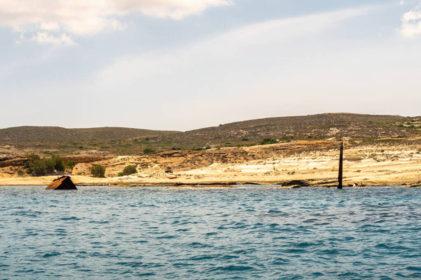 Sarakiniko Ship Wreck - vrak tankeru Afriky, který se zřítil na skály během strmu v roce 2003, nyní jeho části vyčnívají nad hladinu vody. Ostrov Milos, Kyklady, Řecko. - Fotografie, Obrázek