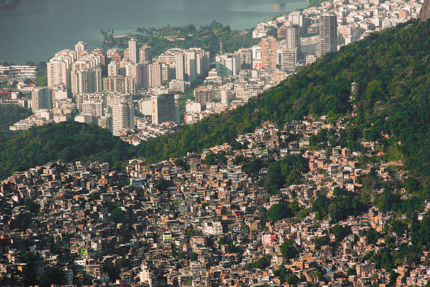 Il più grande brasiliano Favela Rocinha sulla collina e Leblon Quartiere Dietro, contrasto tra ricchi e poveri, a Rio de Janeiro, Brasile - Foto, immagini