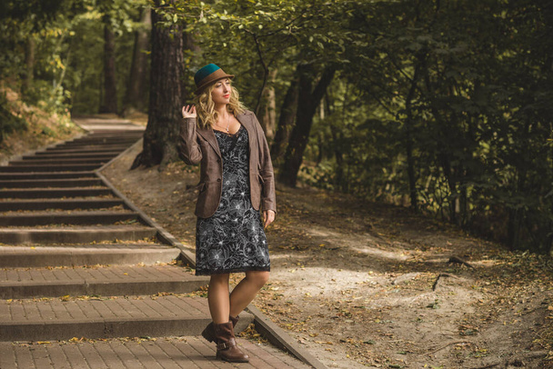 Nő ősszel divatos ruhák, divat koncepció, jelenet a parkban középkorú plusz méret nő - Fotó, kép