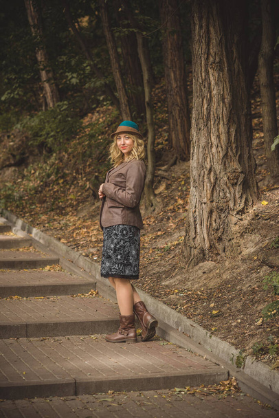 Γυναίκα το φθινόπωρο σε μοντέρνα ρούχα, έννοια της μόδας, σκηνή στο πάρκο με μεσήλικες συν μέγεθος γυναίκα - Φωτογραφία, εικόνα