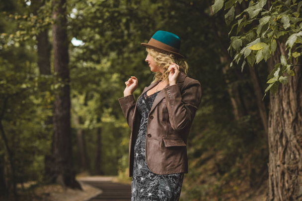 Mujer en otoño en ropa de moda, concepto de moda, escena en el parque con mujer de mediana edad más tamaño - Foto, imagen