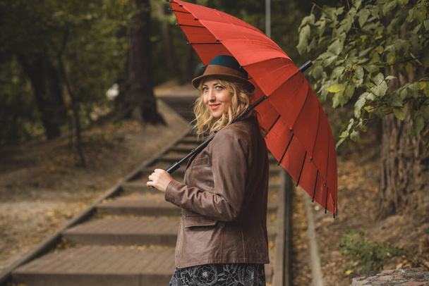 Woman at autumn in fashionable clothes, fashion concept,scene in park with middle aged plus size woman - Foto, Imagen