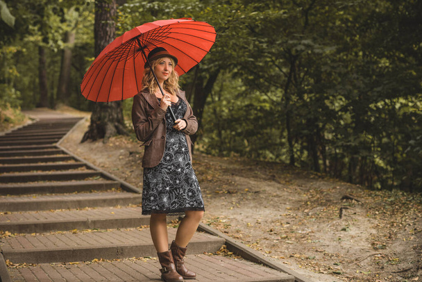 Frau im Herbst in modischer Kleidung, Modekonzept, Szene im Park mit mittelalter Plus-Size-Frau - Foto, Bild