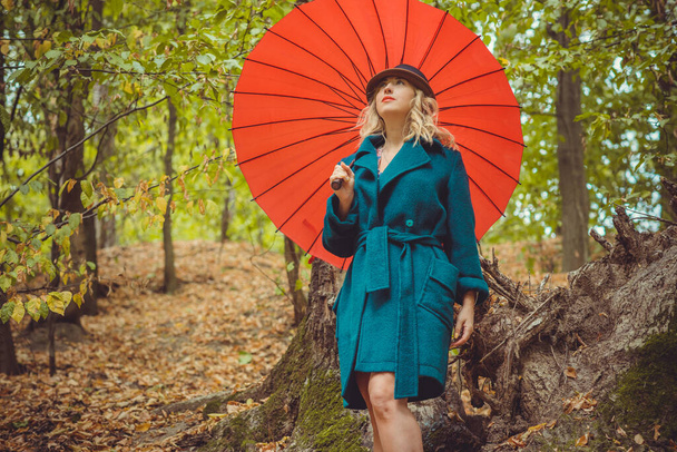 Kobieta jesienią w modne ubrania, koncepcja mody, scena w parku z kobietą w średnim wieku plus size - Zdjęcie, obraz