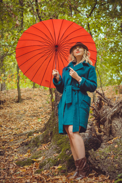 Sonbaharda modaya uygun giyinen, moda konsepti olan orta yaşlı bir kadınla parkta sahne alan bir kadın. - Fotoğraf, Görsel