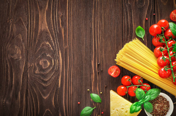 Συστατικά τροφίμων για ιταλικά ζυμαρικά σε ξύλινο φόντο. Στο πάνω μέρος. Αντιγραφή χώρου. - Φωτογραφία, εικόνα