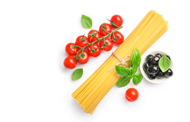 Інгредієнти їжі для італійської макарони на білому тлі. Краєвид. - Фото, зображення