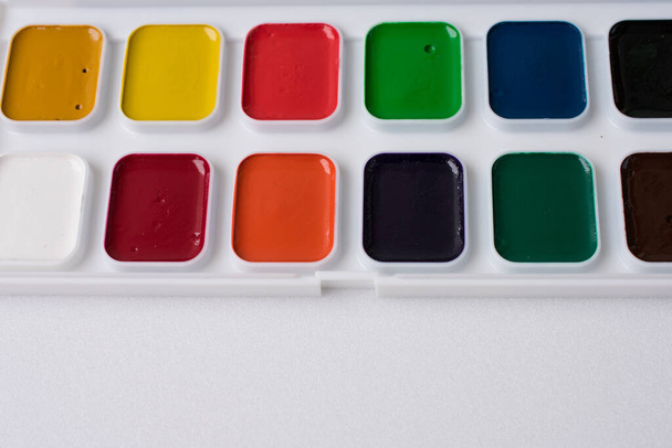 пензлі фарби та кольорові олівці
 - Фото, зображення
