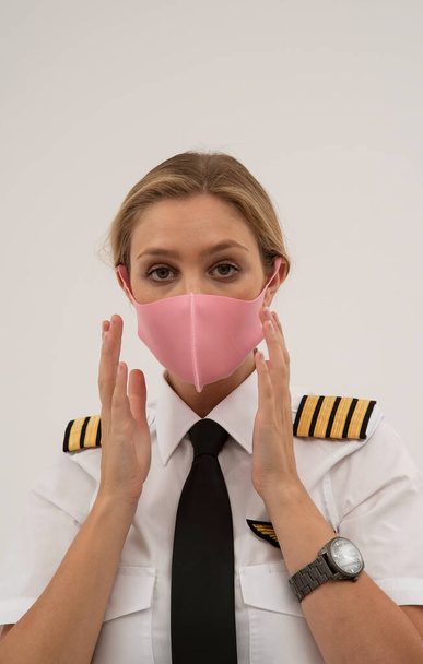 イギリスのウィルトシャー州。2020年8月。Covid-19ロックダウン中にフェイスマスクを着用した航空会社のパイロット. - 写真・画像