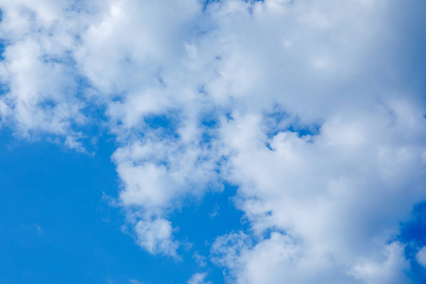 Красивый голубой фон неба с крошечными облаками. - Фото, изображение