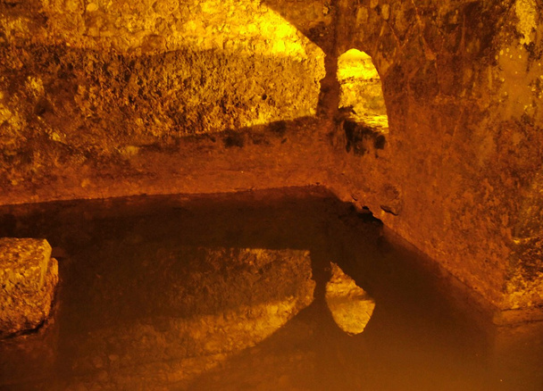 nyugati fal alagút. ősi víztartály - Fotó, kép