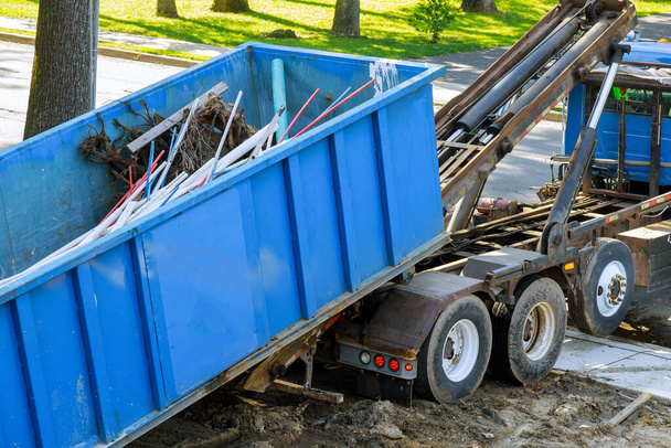 Contenedor de basura de metal cargando la basura puede desperdiciar los contenedores de basura de construcción en la renovación de la casa. - Foto, Imagen
