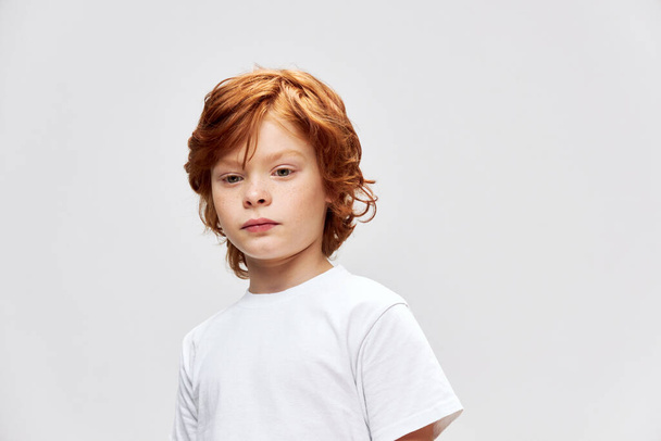 punapää poika hautovat katso alas valkoinen t-paita rajattu näkymä  - Valokuva, kuva