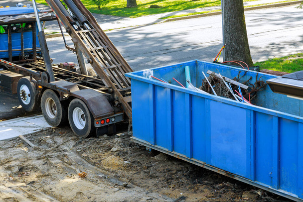 Çöp tenekelerini dolduran metal çöp konteynırları ev yenileme üzerine inşaat çöplükleri. - Fotoğraf, Görsel