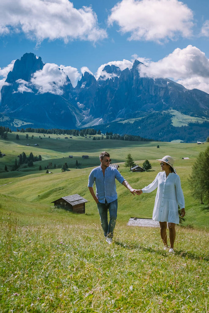 Пара у відпустці Село Санта-Магдалена в районі Доломіті (Італія), пара у відпустці Val Di Funes Italian Dolomites - Фото, зображення