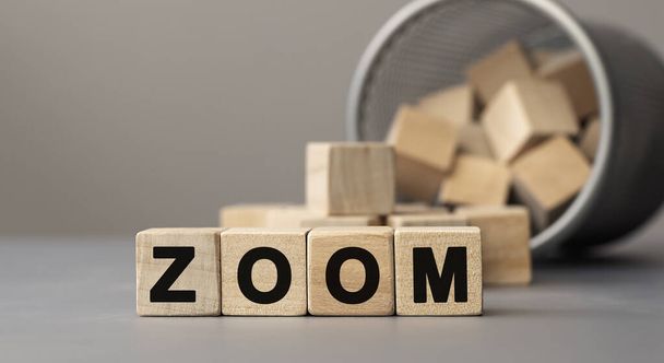 Λέξη ZOOM κατασκευασμένο με κύβο ξύλινο μπλοκ σε ένα γραφείο, έννοια - Φωτογραφία, εικόνα