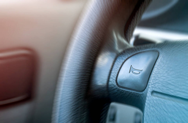 botón de cuerno en el coche - Foto, Imagen