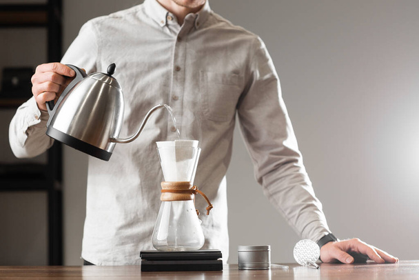 Пивоварение залить по стилю приготовления кофе капая с пузырьками. Альтернативные методы приготовления кофе. Закрыть обзор или приготовить утренний кофе. Кофейная промышленность. Концепция кафе - Фото, изображение