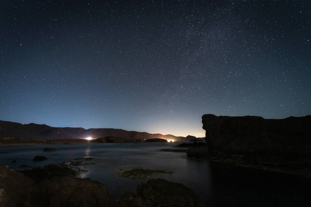 Νυχτερινό τοπίο στις ακτές του Εσκούλου. Φυσικό Πάρκο του Cabo de Gata. Αλμερία. Ισπανία. - Φωτογραφία, εικόνα