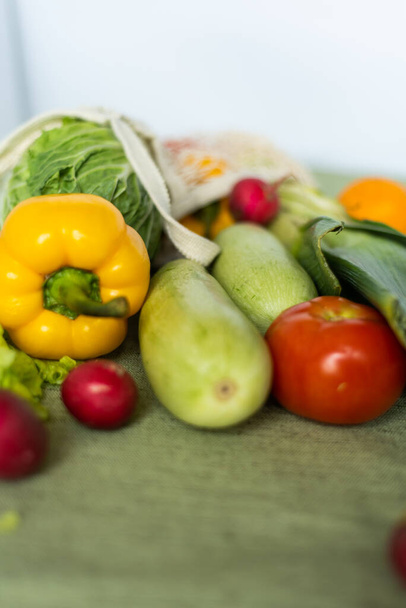 Alimentation saine fond. Aliments sains en sac écologique, légumes et fruits sur fond vert. Shopping concept de supermarché alimentaire. . Photo de haute qualité - Photo, image