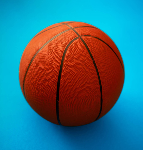 Baloncesto sobre fondo azul - Foto, imagen