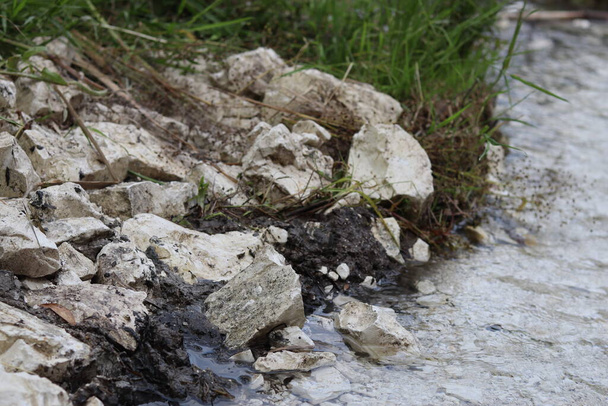 Pierres de craie blanche près du ruisseau - Photo, image