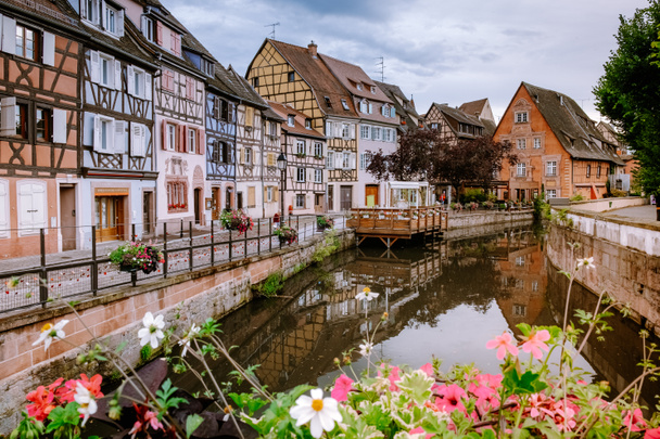 Colmar, Alsace, Fransa. Petite Venice, su kanalı ve geleneksel yarım keresteli evler. Colmar Fransa 'nın Alsace şehrinde hoş bir kasabadır. Renkli romantik şehrin güzel manzarası Colmar, Fransa, Alsace - Fotoğraf, Görsel