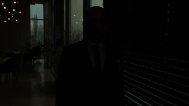 Человек стоит в темноте - Кадры, видео