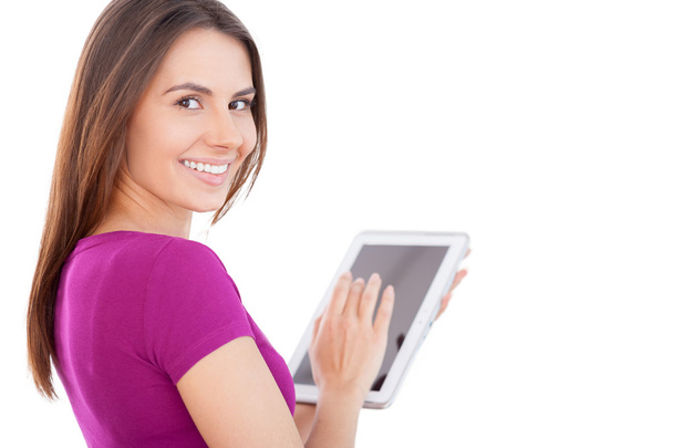 Jeune femme utilisant une tablette numérique
 - Photo, image