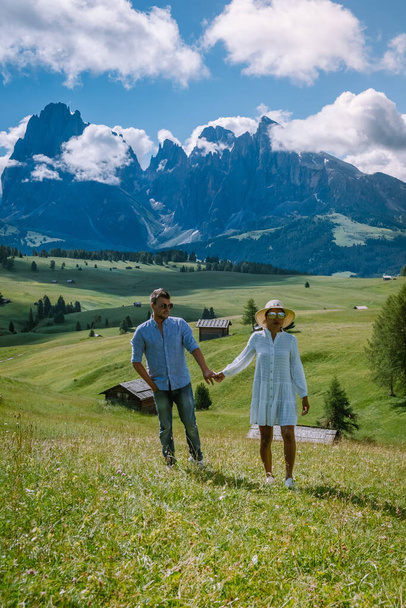 ζευγάρι στις διακοπές Santa Magdalena Village στην περιοχή Δολομίτες Ιταλία, ζευγάρι στις διακοπές Val Di Funes Italian Dolomites - Φωτογραφία, εικόνα