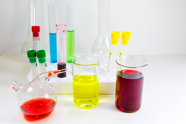 Chemické laboratorní přístroje, skleněné výrobky a pipety. Testy a výzkumné diagnózy v laboratoři. - Fotografie, Obrázek