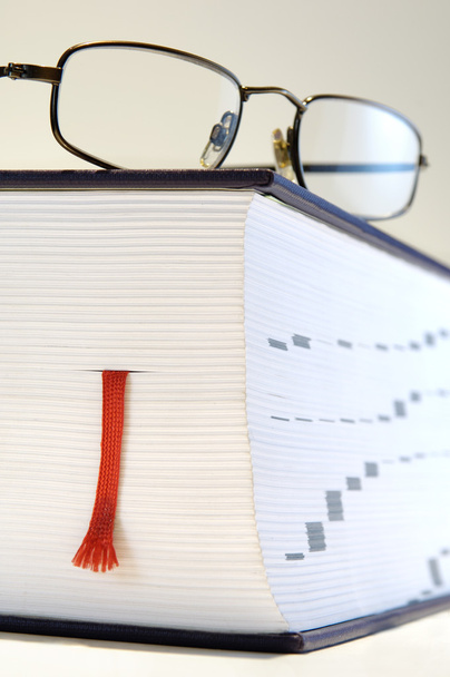 Libro grueso con gafas de lectura y marcador
 - Foto, imagen