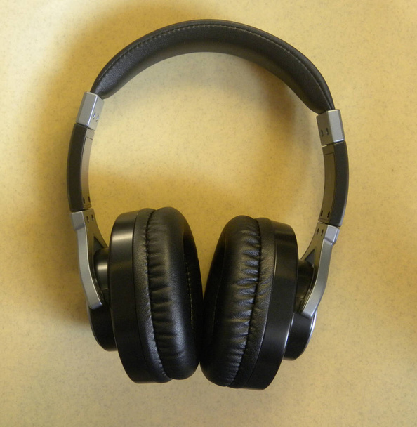 Schwarze Farbe groß über den Kopfhörern - Foto, Bild